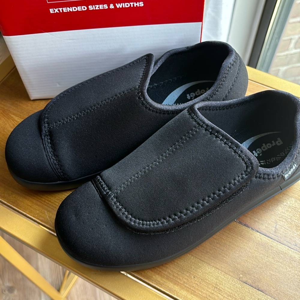 Propet Cush n foot slippers for women.  New in box WIDE WIDTH d. Black w0206
